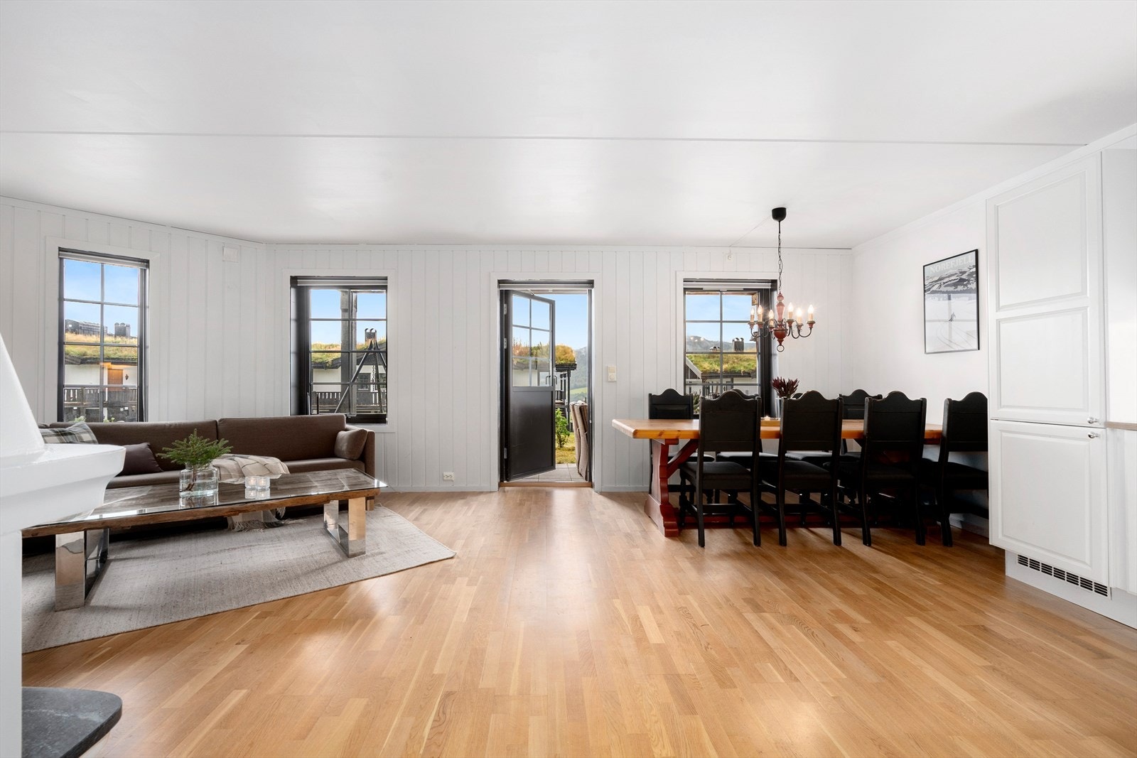 Utgang til markterrasse via stue Galleribilde