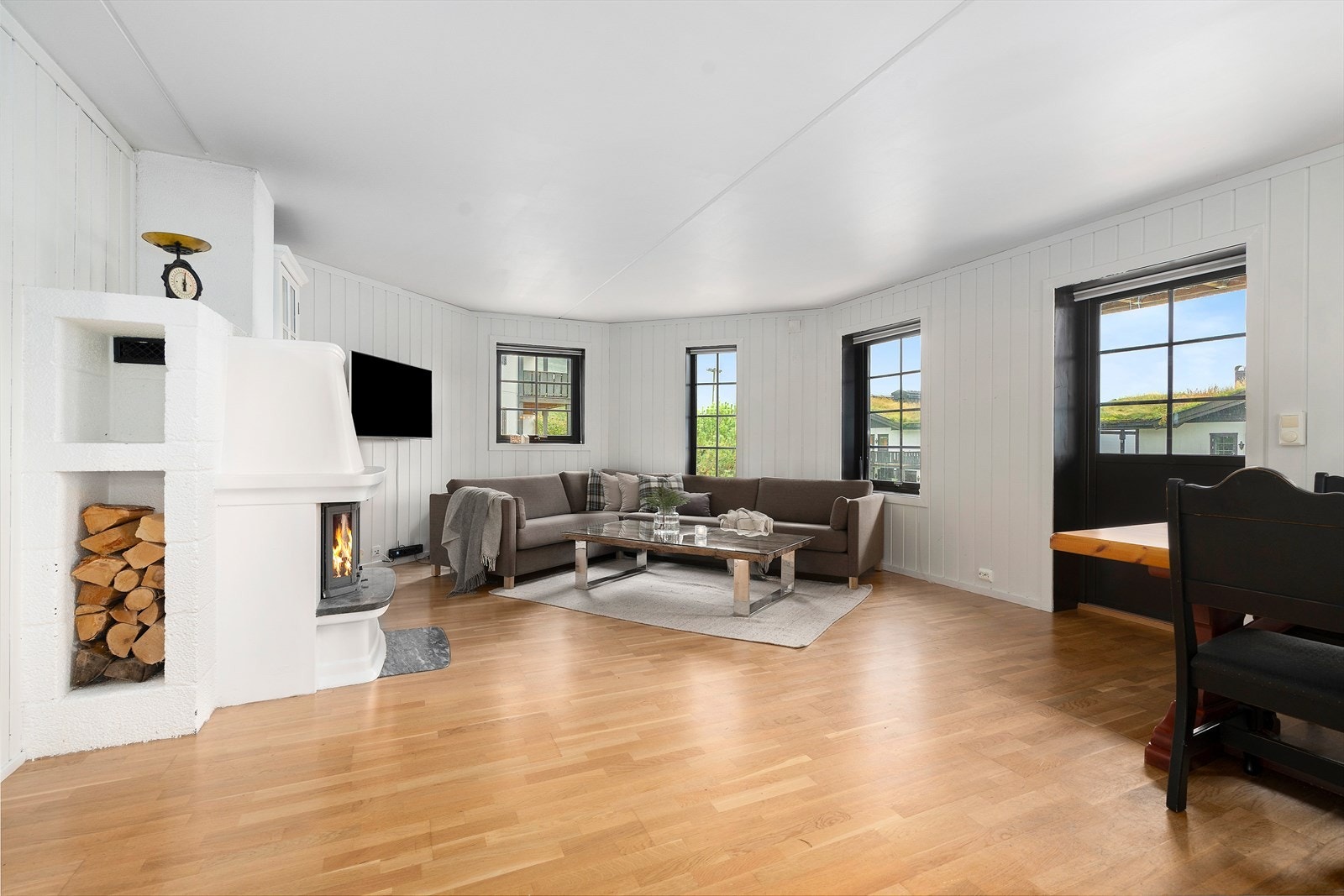 3-roms leilighet med blant annet peis, badstue og romslig markterrasse. Galleribilde