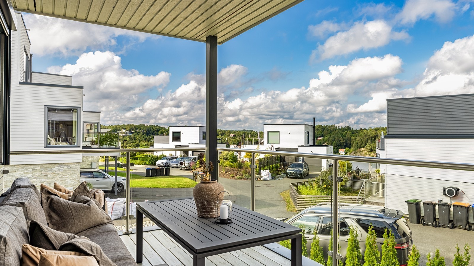 Fra stuen er det adkomst til fin veranda med fint utsyn Galleribilde