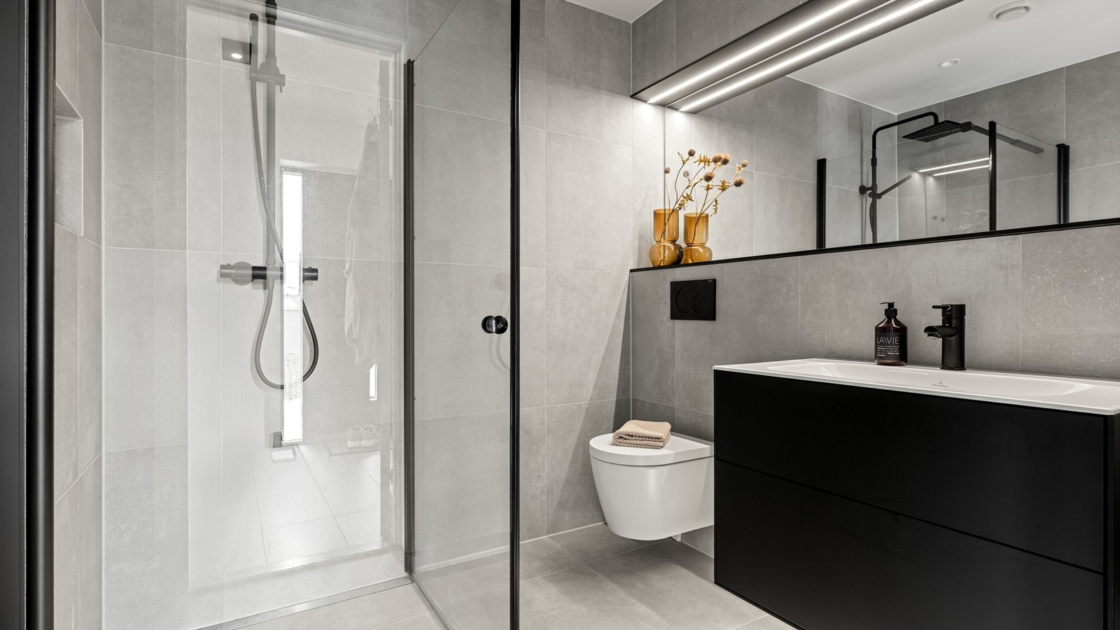 Ved entréen er det et delikat og fullt ustyrt bad Galleribilde