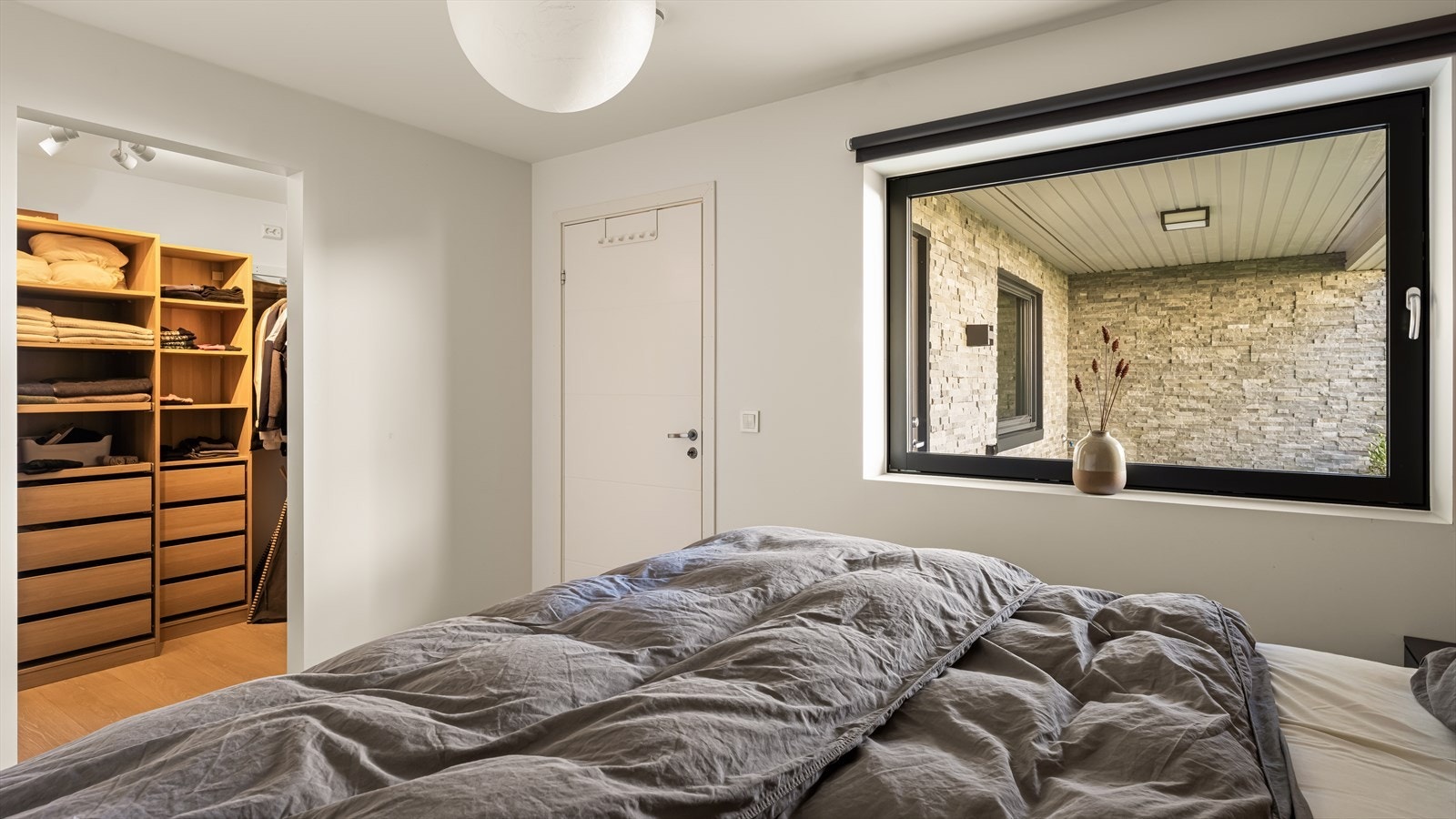 Praktisk og romslig walk-in-closet med adkomst fra soverommet Galleribilde