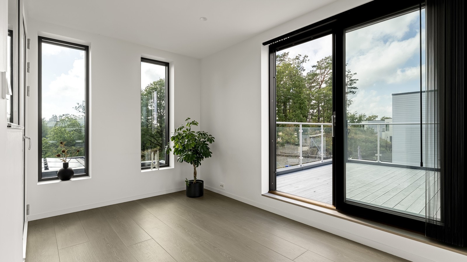 I toppen av trappeløpet er det montert dør med ekstra lydisolering Galleribilde