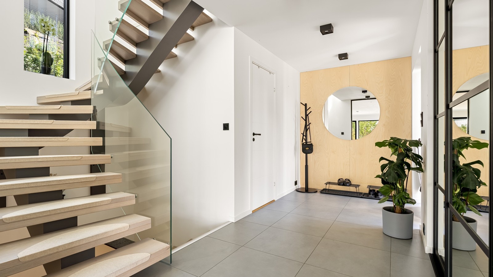 Innbydende entré med god lagring i plassbygget skyvedørsgarderobe Galleribilde