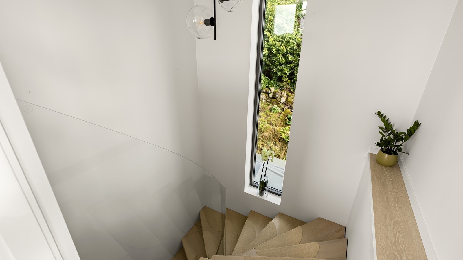 Trappeløpet har flotte detaljer med glassrekke, trinn i heltre og stilig vindu Galleribilde