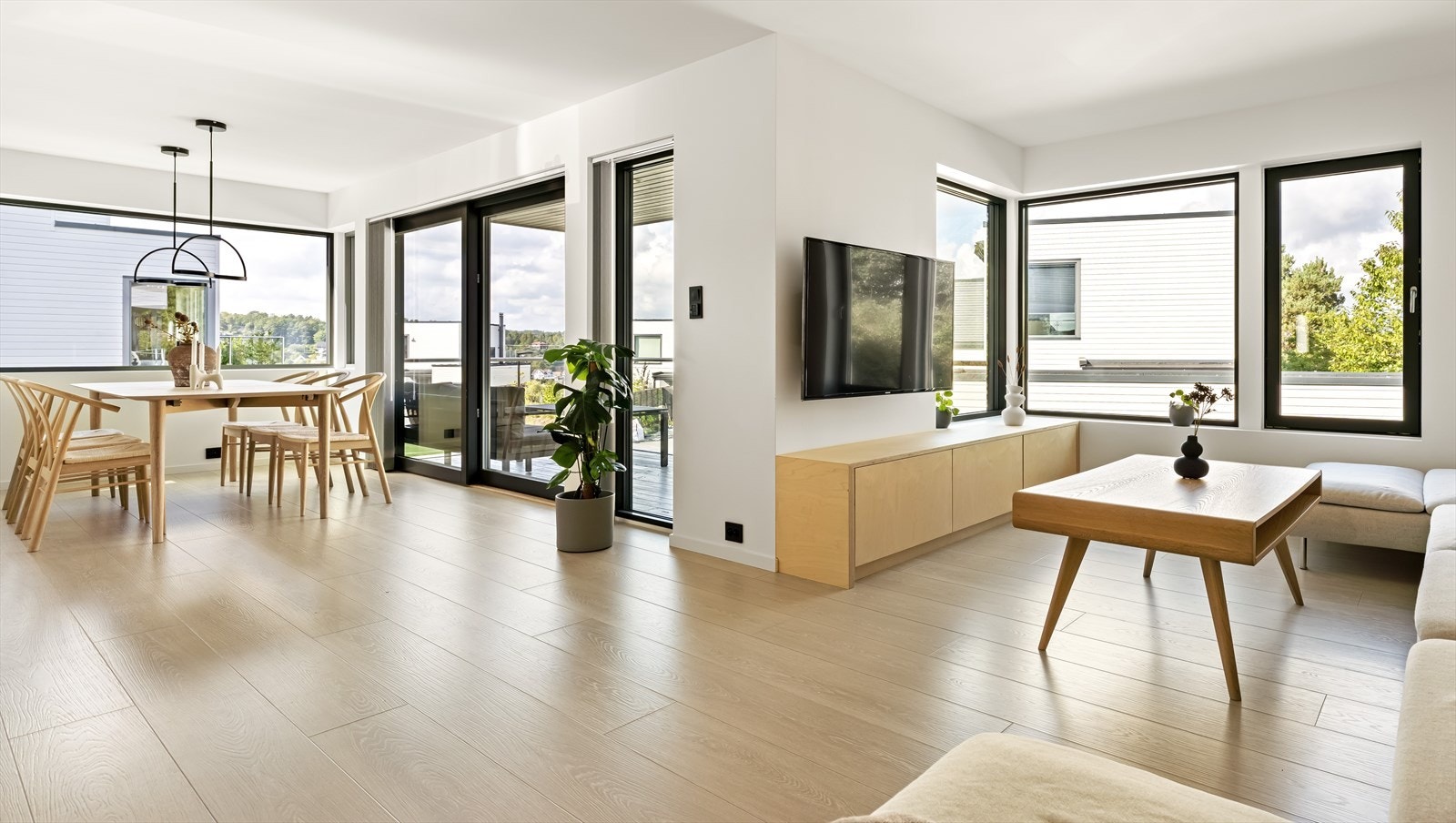 Stuen har en praktisk utforming. Plassbyg TV-benk som følger huset ved salg Galleribilde