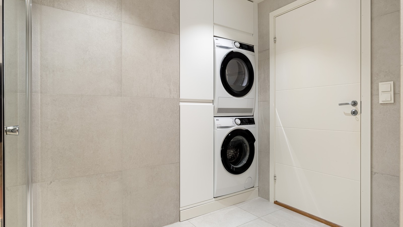 Plassbygd nisje for vaskemaskin og tørketrommel Galleribilde