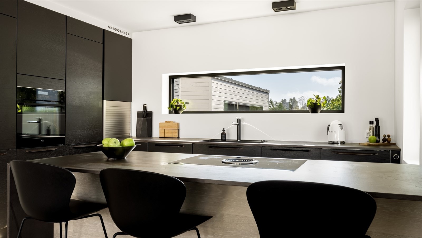 Praktisk oppevaring i hjørnet over benk for maskiner Galleribilde