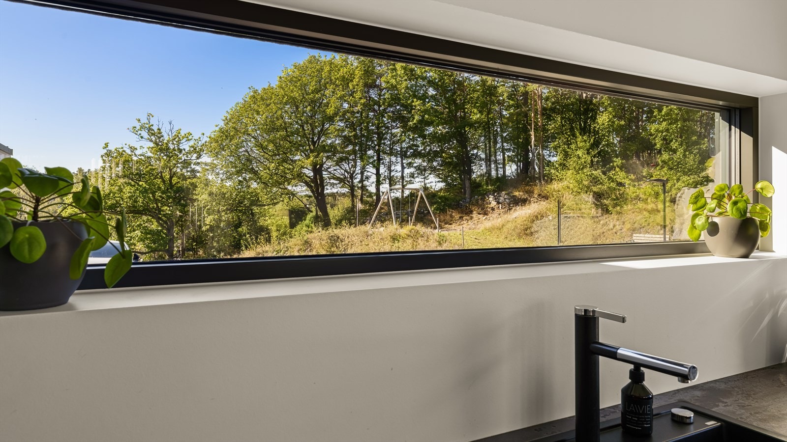 Fine detaljer hvor det er gipset hele veien inn mot vinduet Galleribilde