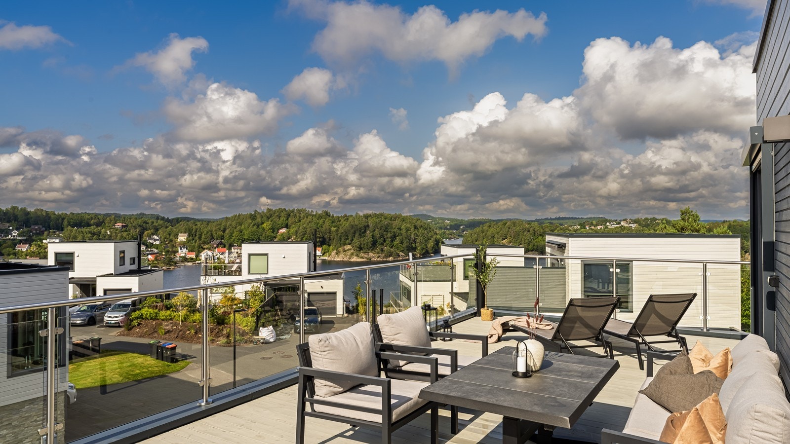 Adkomst til nydelig takterrasse med gode solforhold og fin utsikt Galleribilde