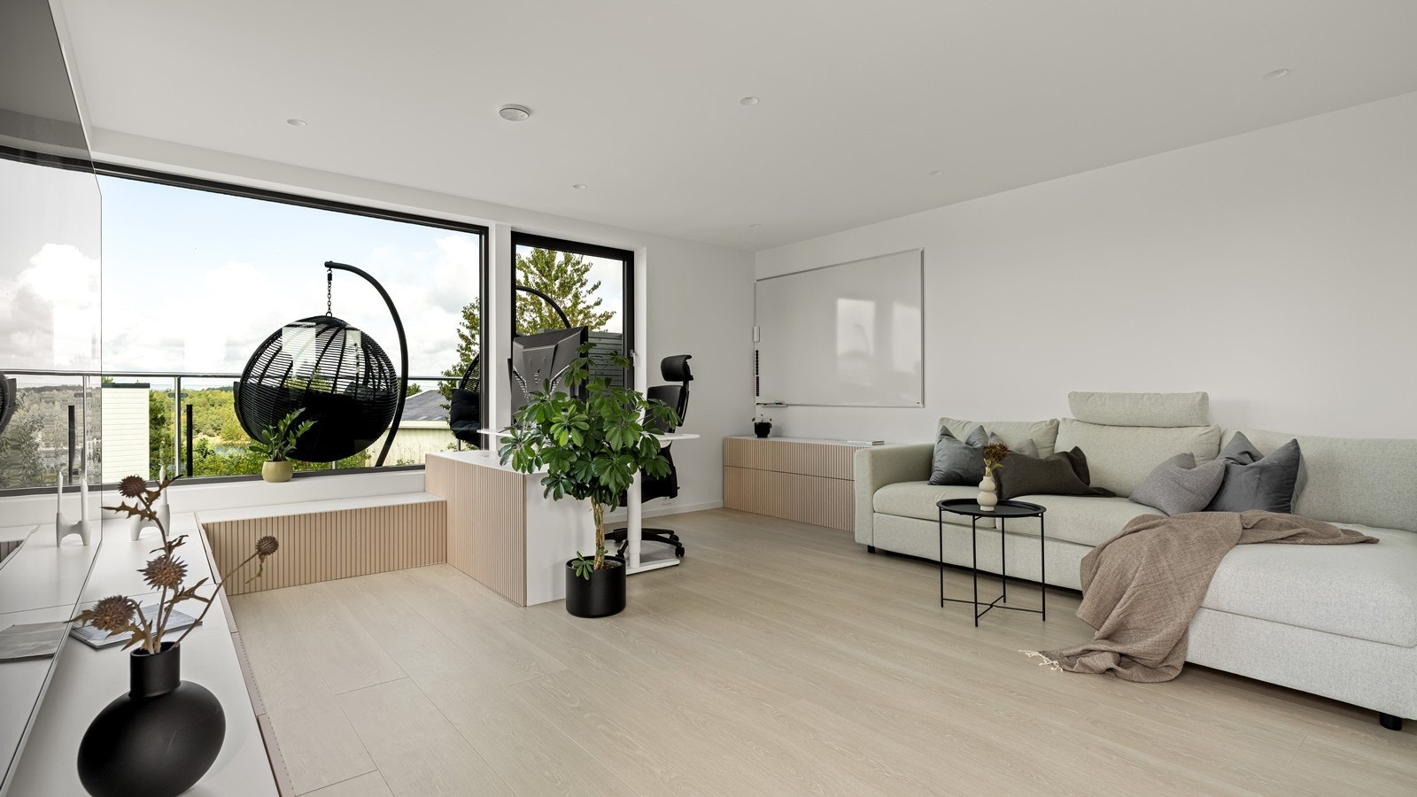 Stuen er romslig og har god plass til både sofagruppe med tv og hjemmekontor eller lignende Galleribilde