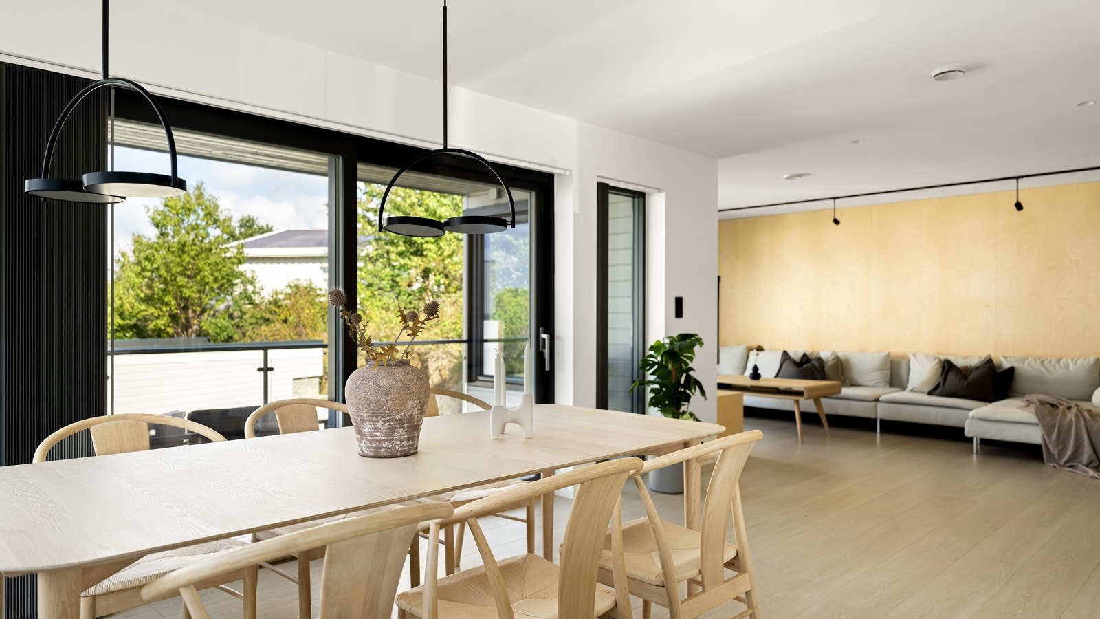 God plass til spisegruppe ved kjøkkensonen Galleribilde