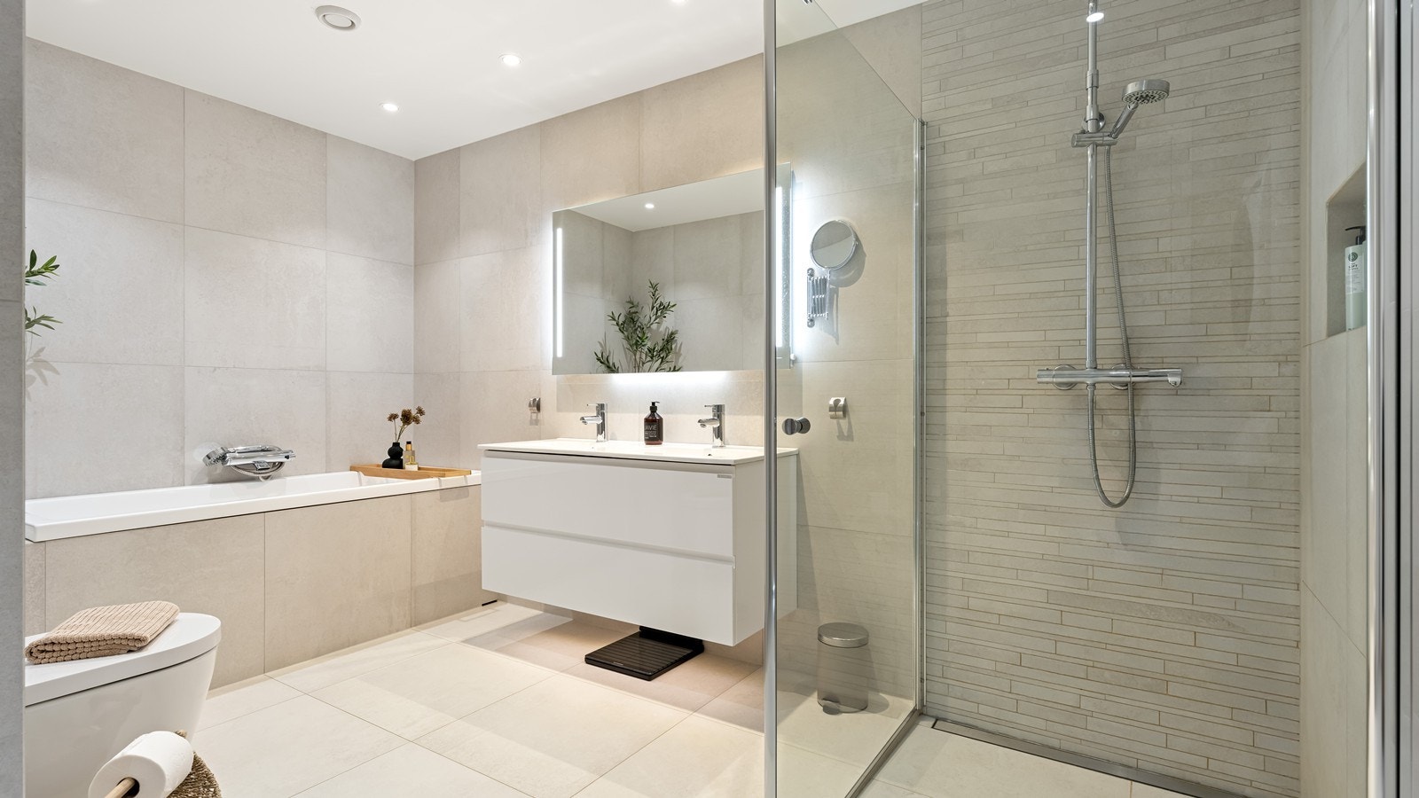 Stort og lyst bad med dusj og badekar Galleribilde