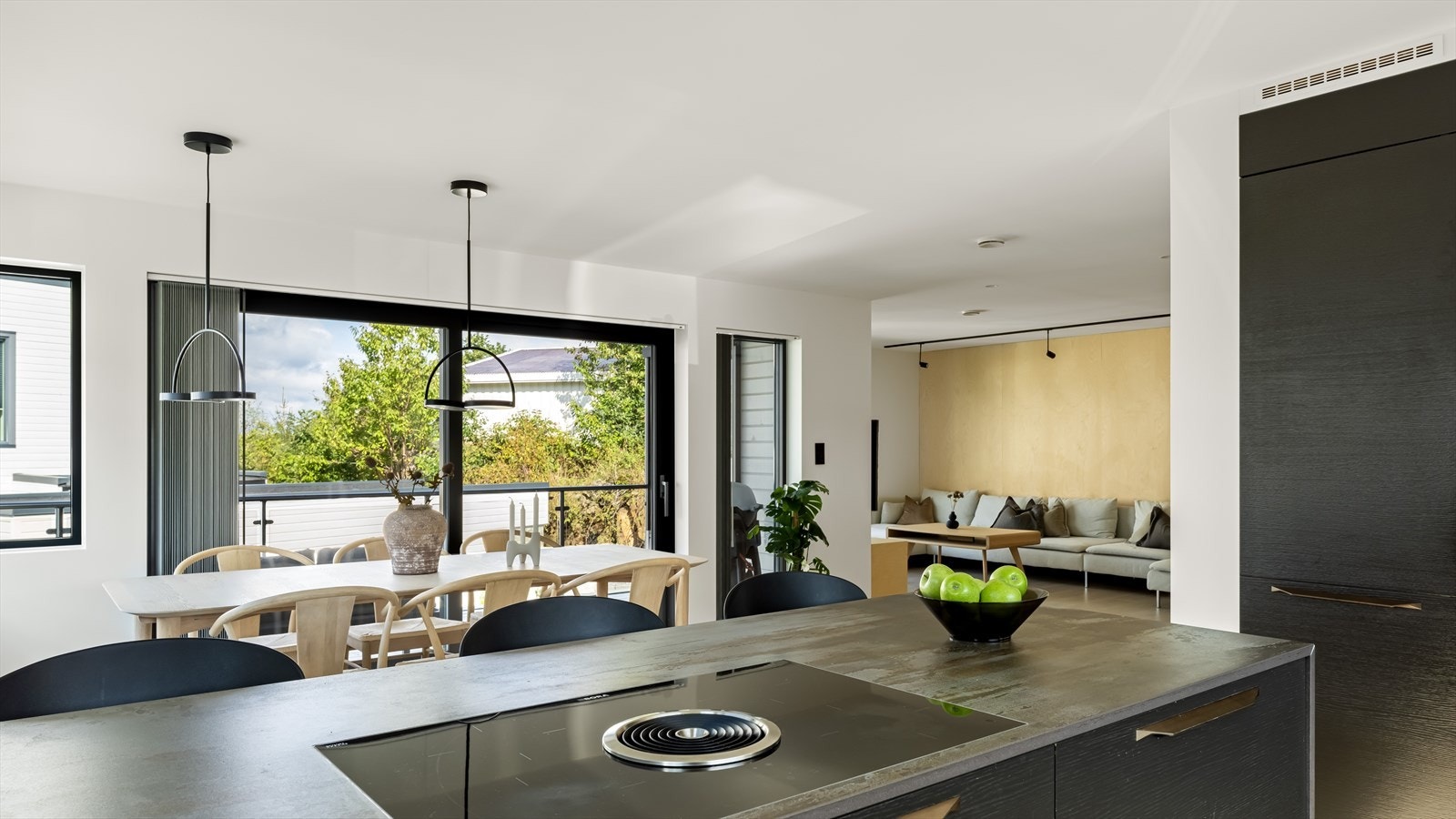 Boligen har en godt gjennomtenkt lysplan med en kombinasjon av skinner, hengelamper, spottekasser og downlights Galleribilde