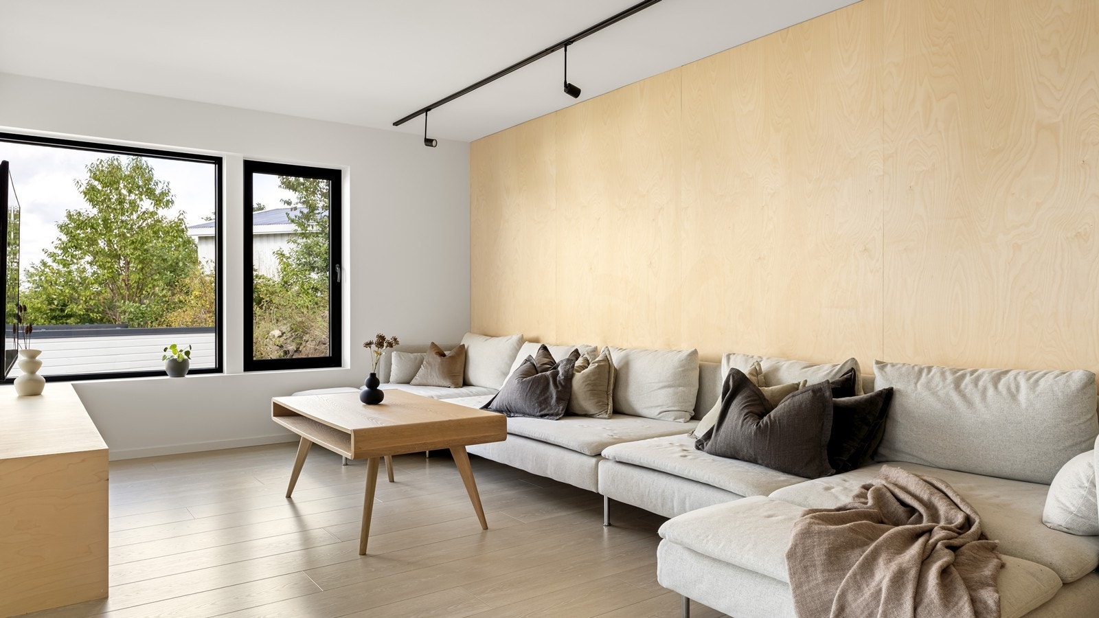 Stilig kontrastvegg med finerplater Galleribilde