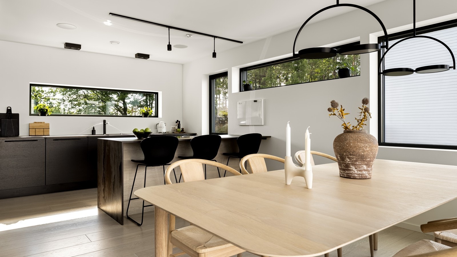 Boligen har flotte vindusflater som gir fine naturlige lysforhold og flott, grønt utsyn Galleribilde