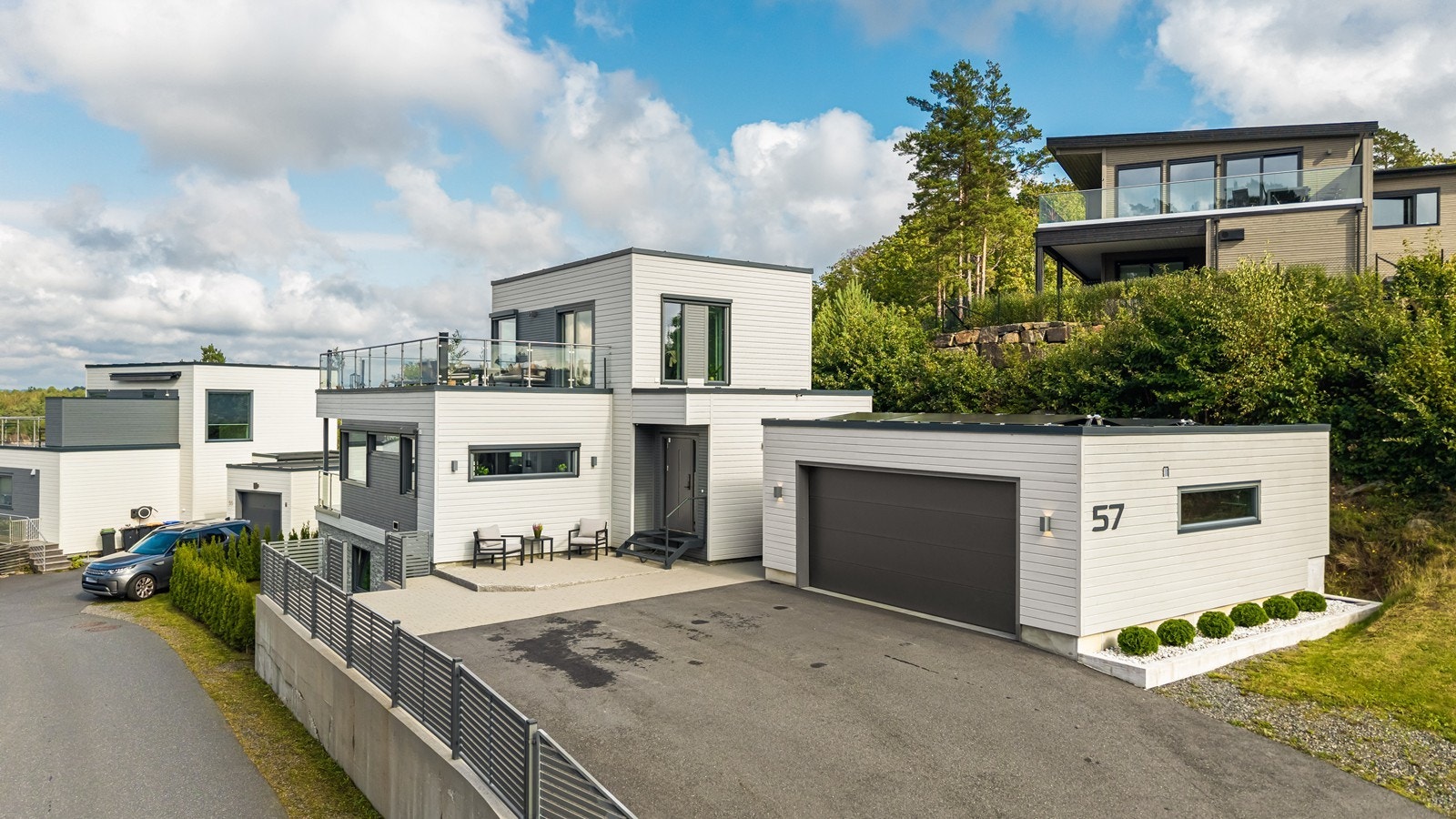 Romslig innkjørsel med asfalt og belegningsstein. God plass til biloppstilling Galleribilde