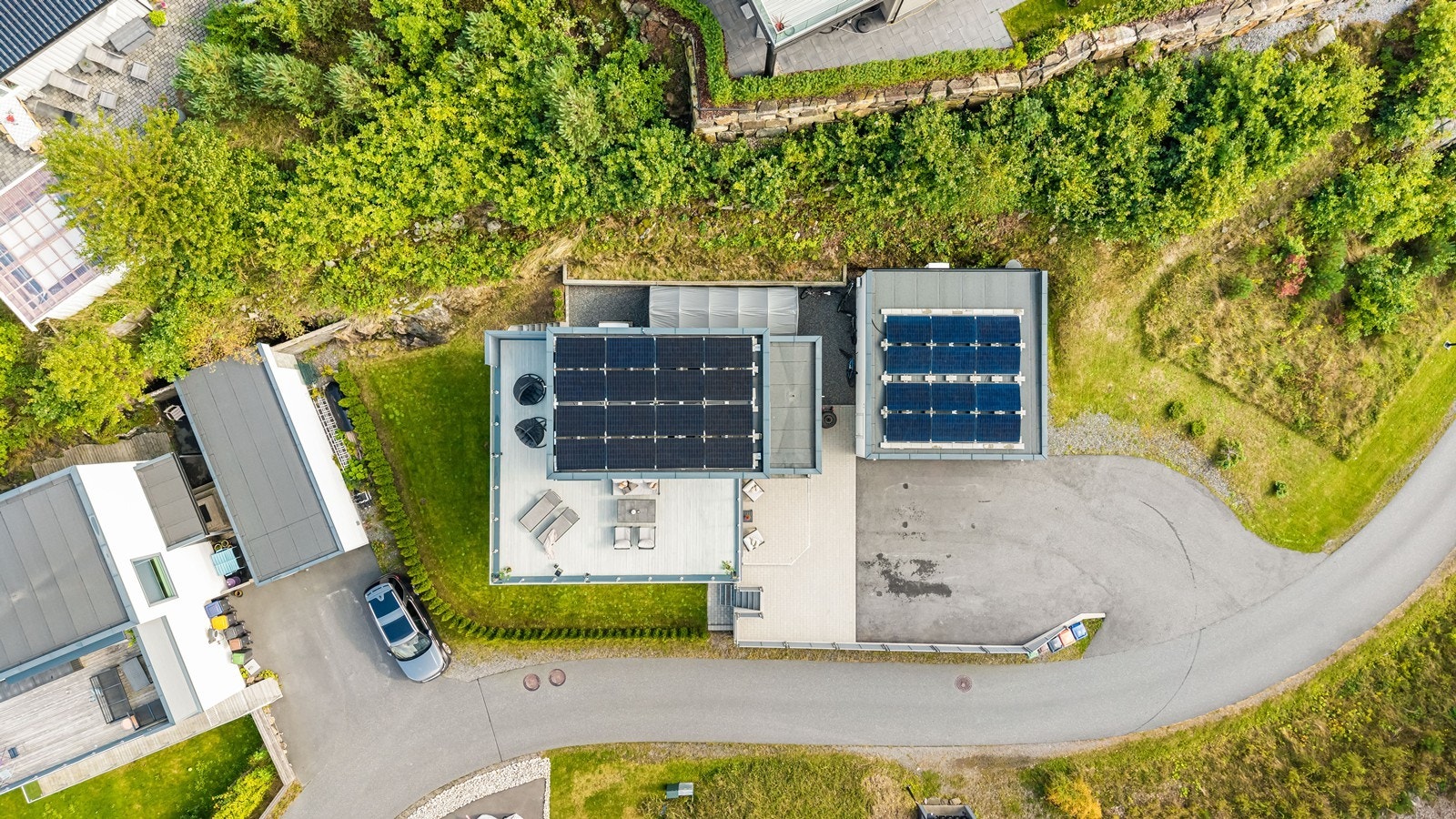 Montert solcelleanlegg på tak av hus og garasje Galleribilde