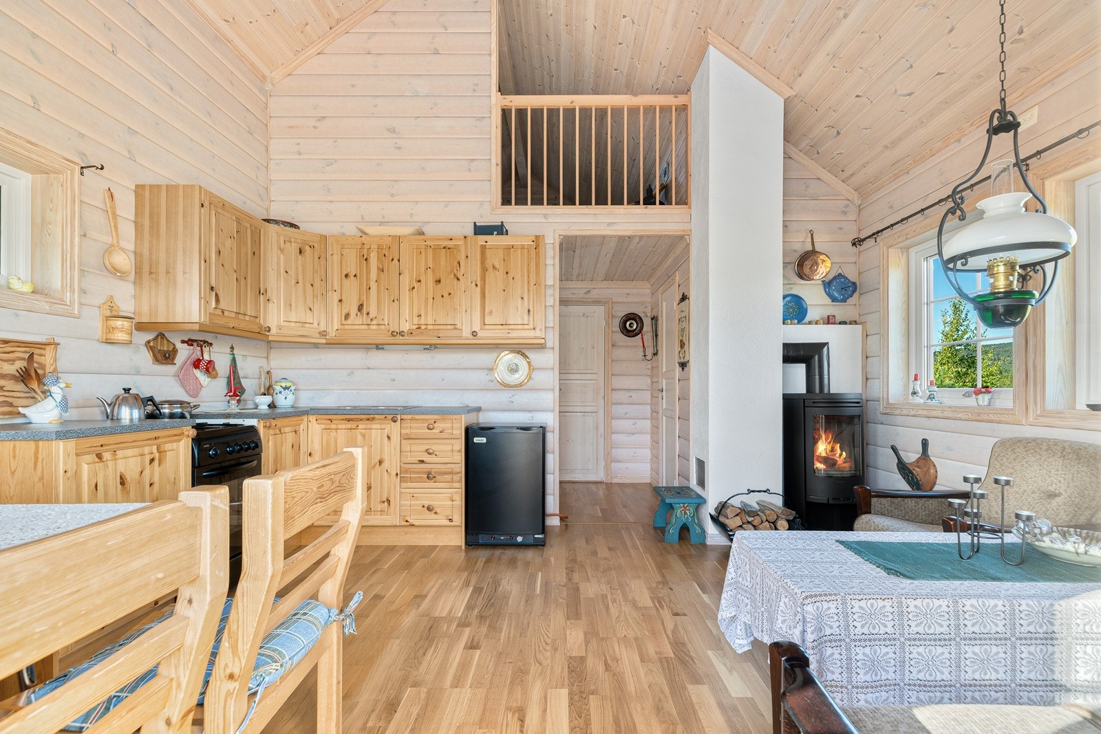 Meget god takhøyde gir hytta et luftig og romslig uttrykk Galleribilde