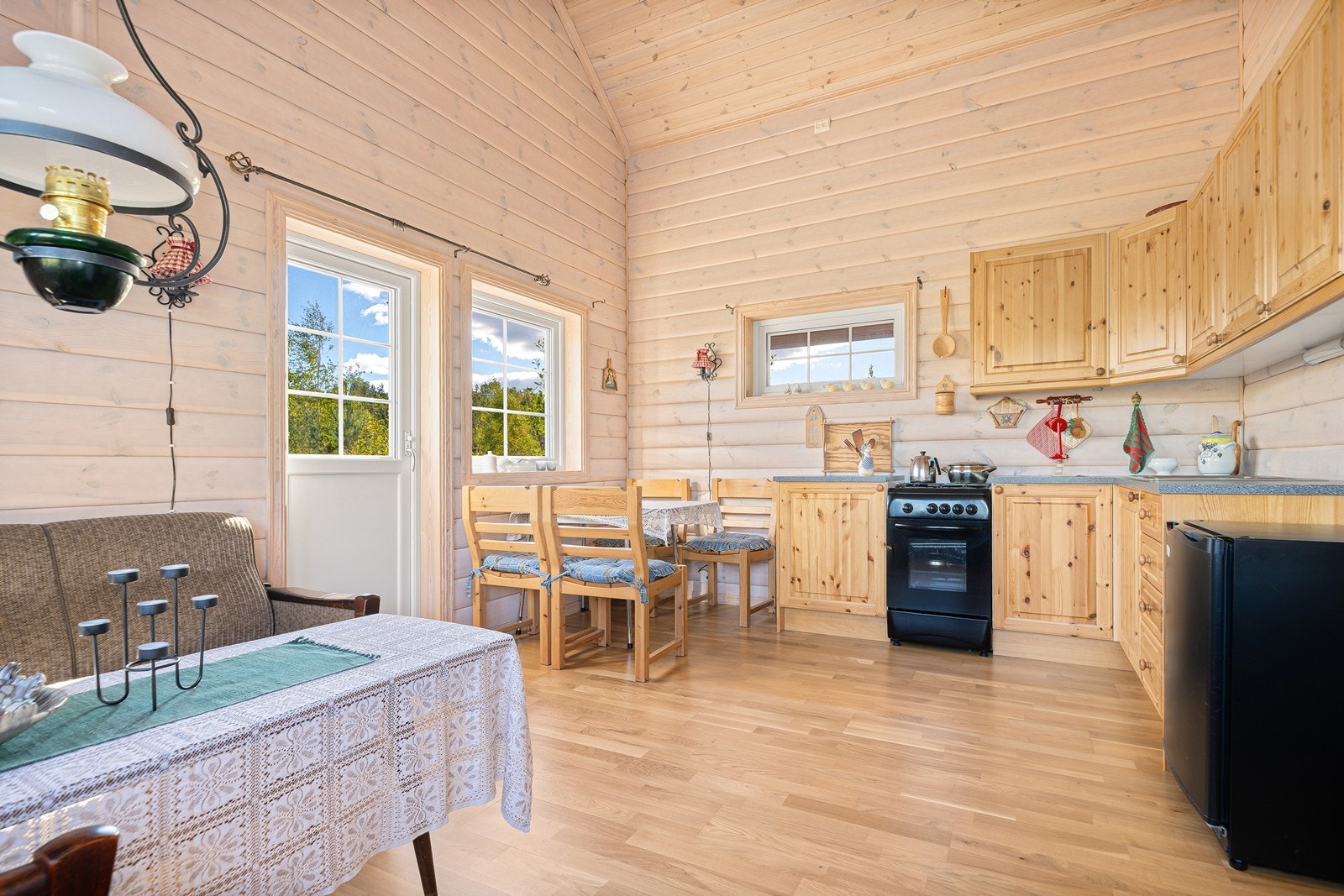 Det er god plass til å etablere en egen sofa- og spisegruppe Galleribilde