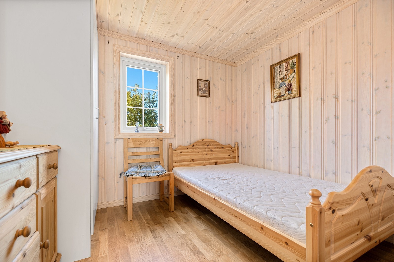 Hovedsoverommet er av god størrelse med plass til dobbeltseng og annet ønskelig møblement Galleribilde