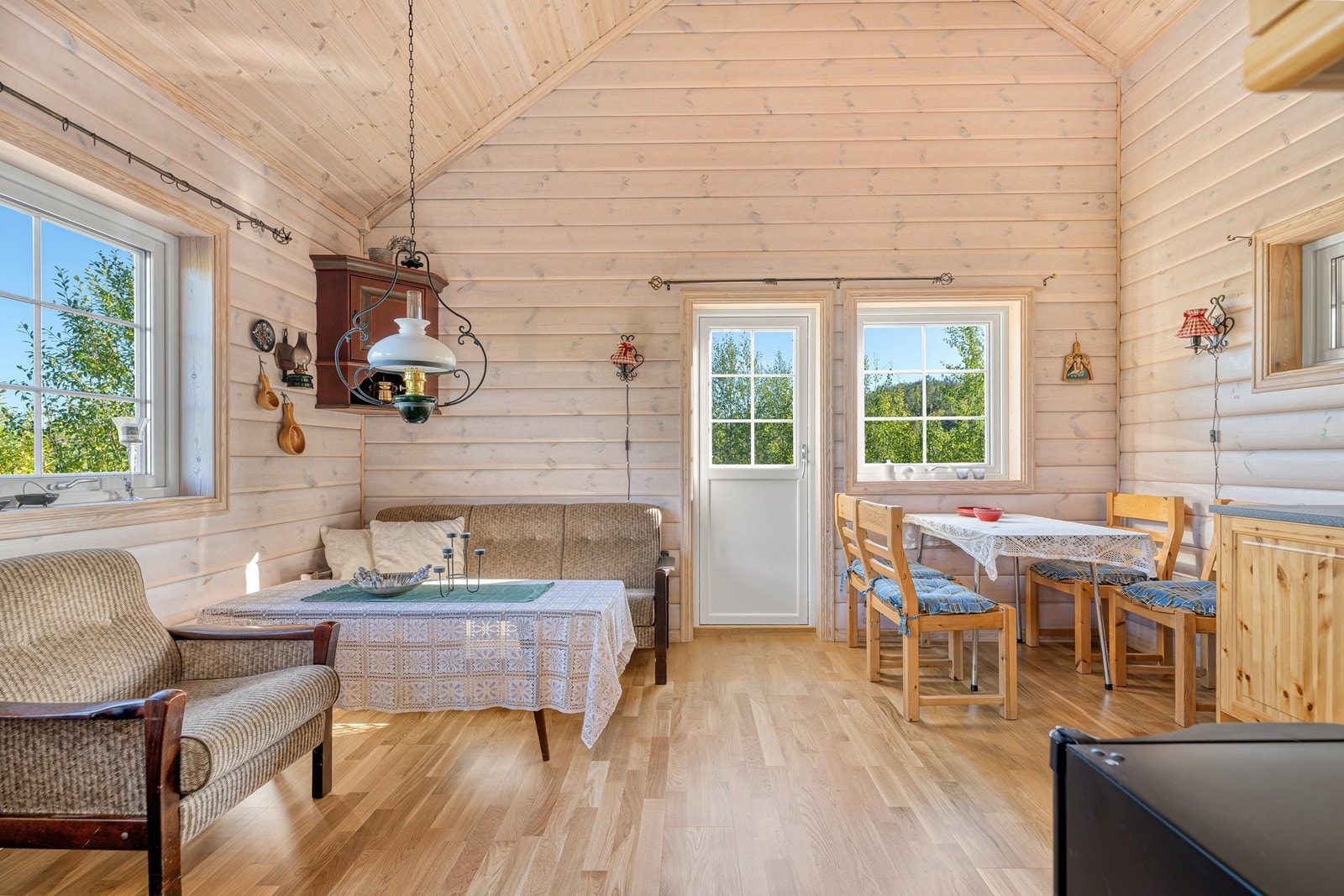 Hytta ligger fredelig til, omgitt av vakker natur, og passer perfekt for deg som ønsker ro, enkelhet og gode friluftsopplevelser Galleribilde