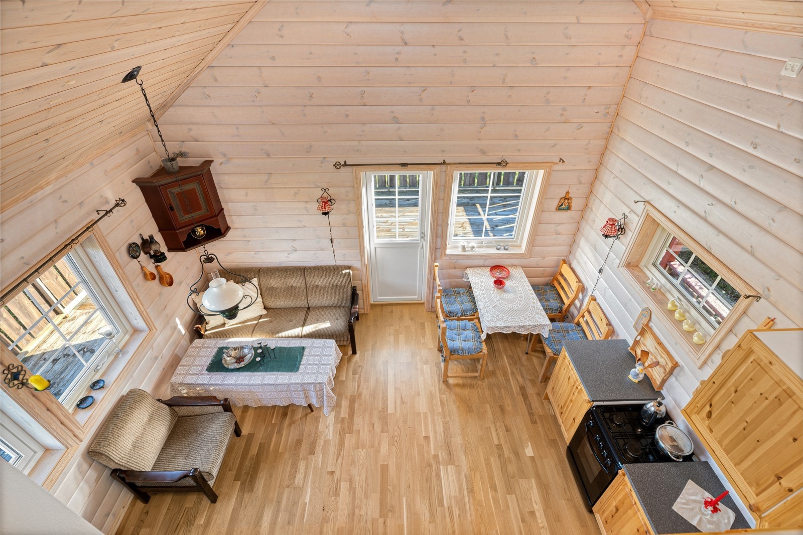 Innsyn fra hems og ned til stue/kjøkken Galleribilde