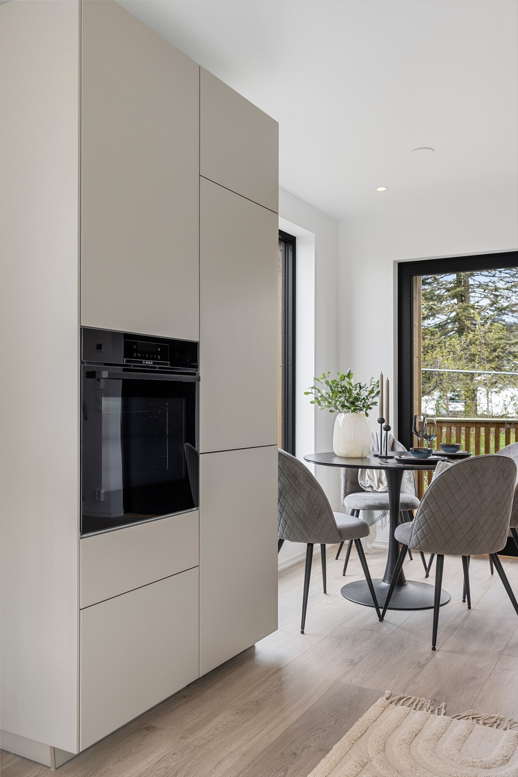 Stekeovn, kjøleskap og fryser er integrert i høyskap Galleribilde