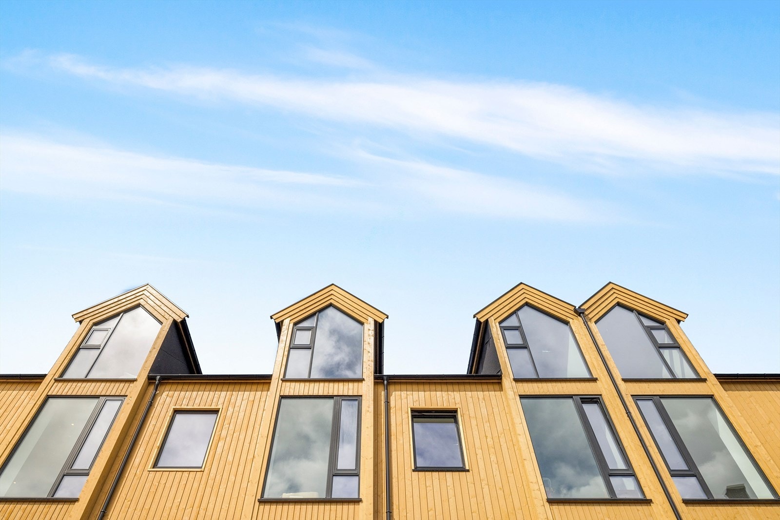 Bygget har fire leiligheter som går over to plan Galleribilde