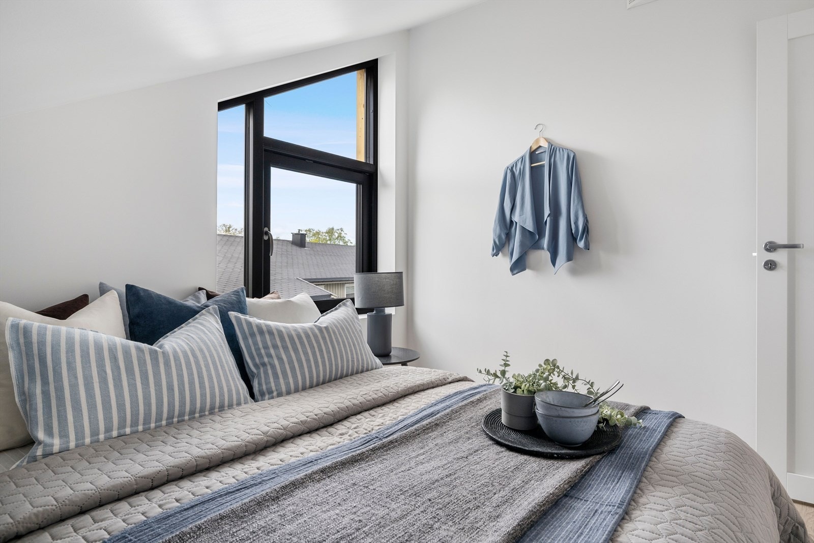 Begge rommene har plass til dobbeltseng med tilhørende nattbord Galleribilde