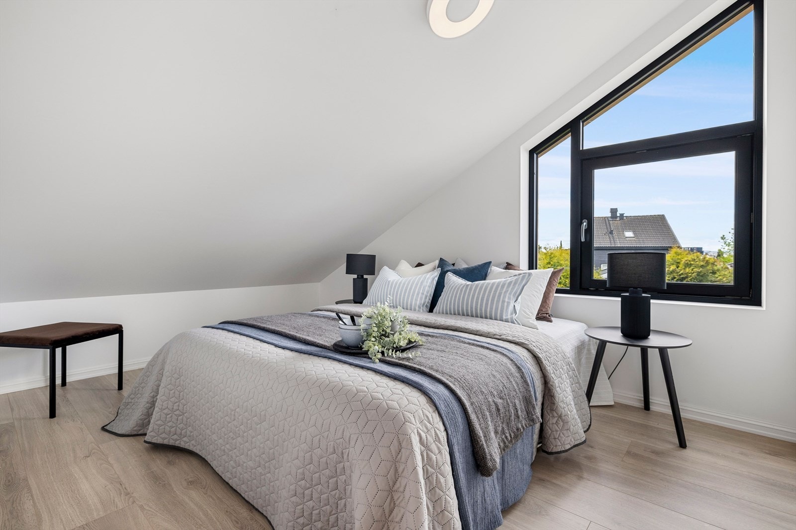 Leiligheten har to soverom, begge beliggende i loftetasjen Galleribilde