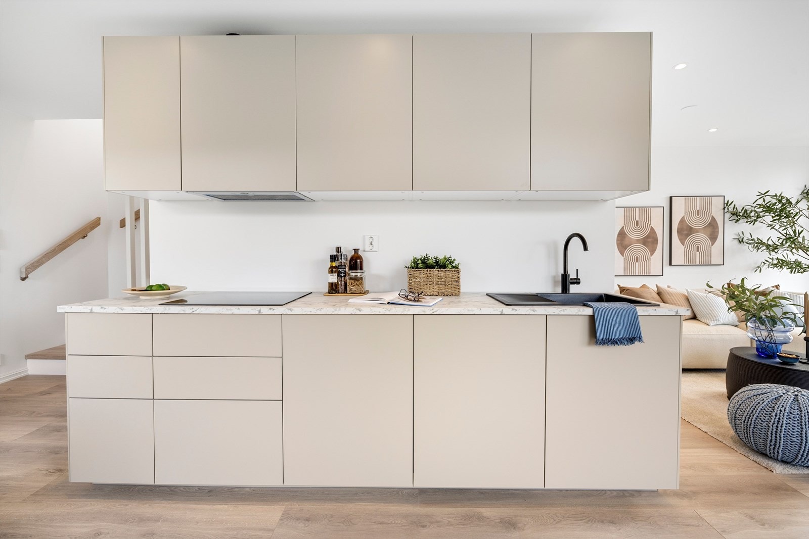 Oppvaskkum og platetopp er nedfelt i benkeplate og oppvaskmaskin er integrert Galleribilde