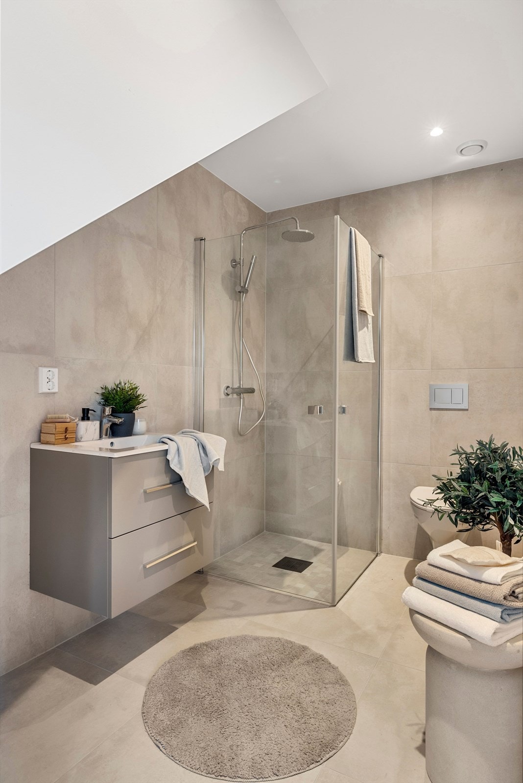 Baderomsinnredning med heldekkende servant. I loftetasjen er det er eget vaskerom Galleribilde