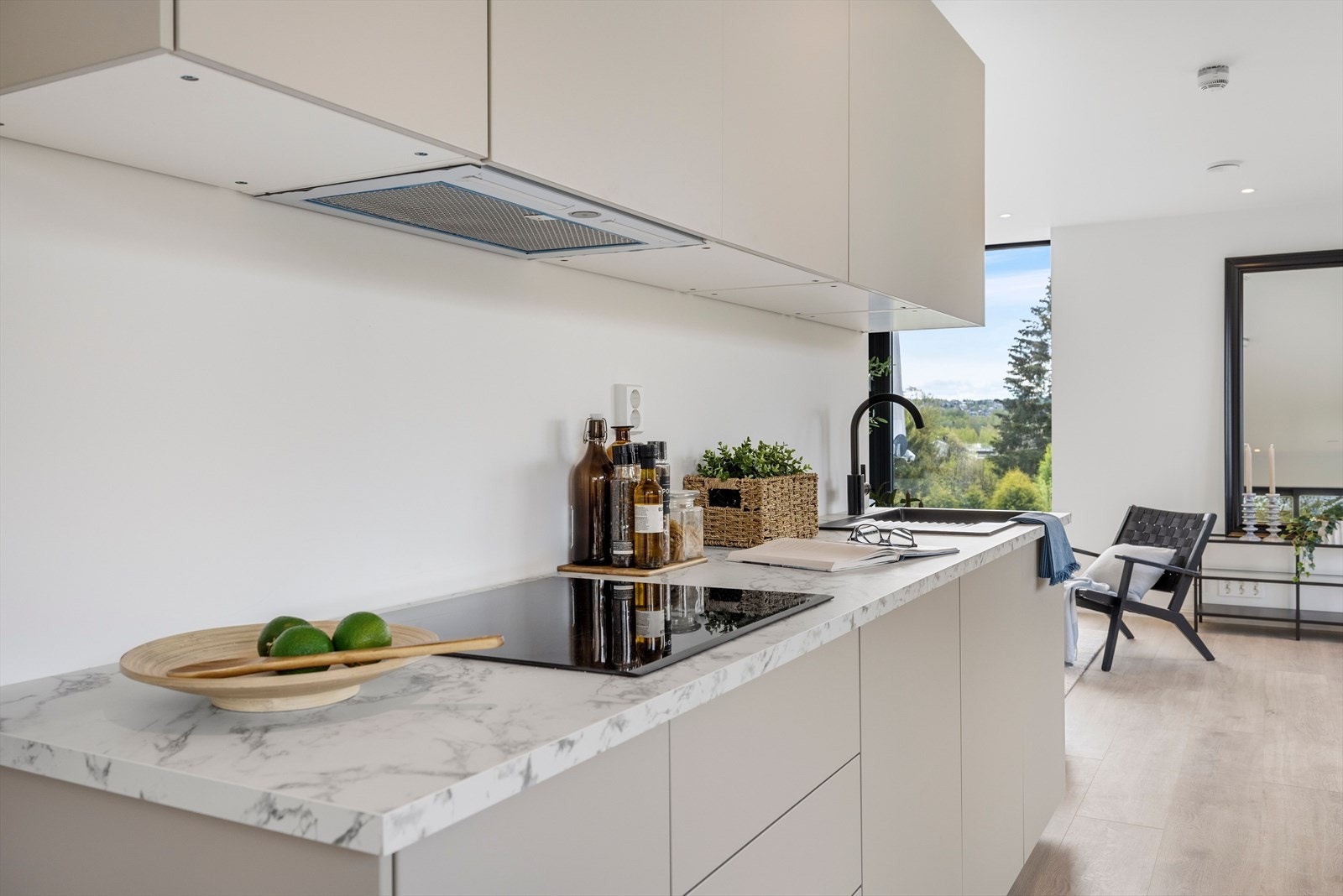 Lys og lekker innredning med beige, glatte fronter og laminerte benkeplater Galleribilde