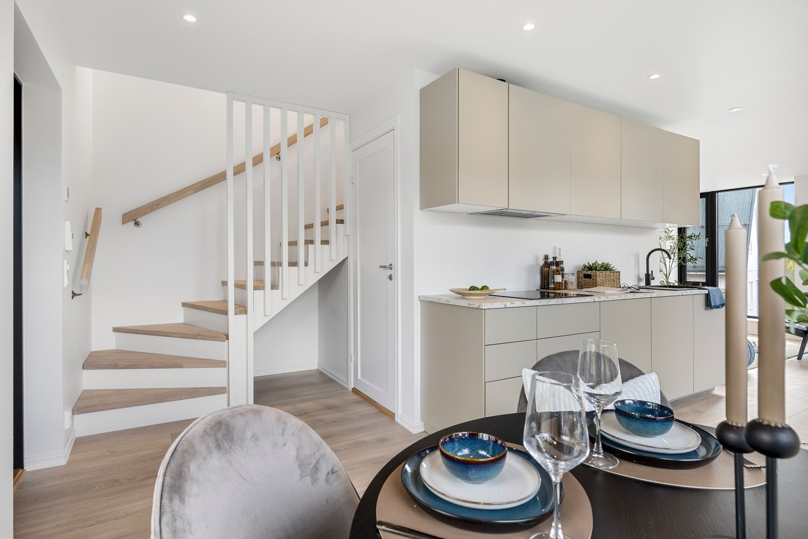 Døren til høyre leder til badet Galleribilde