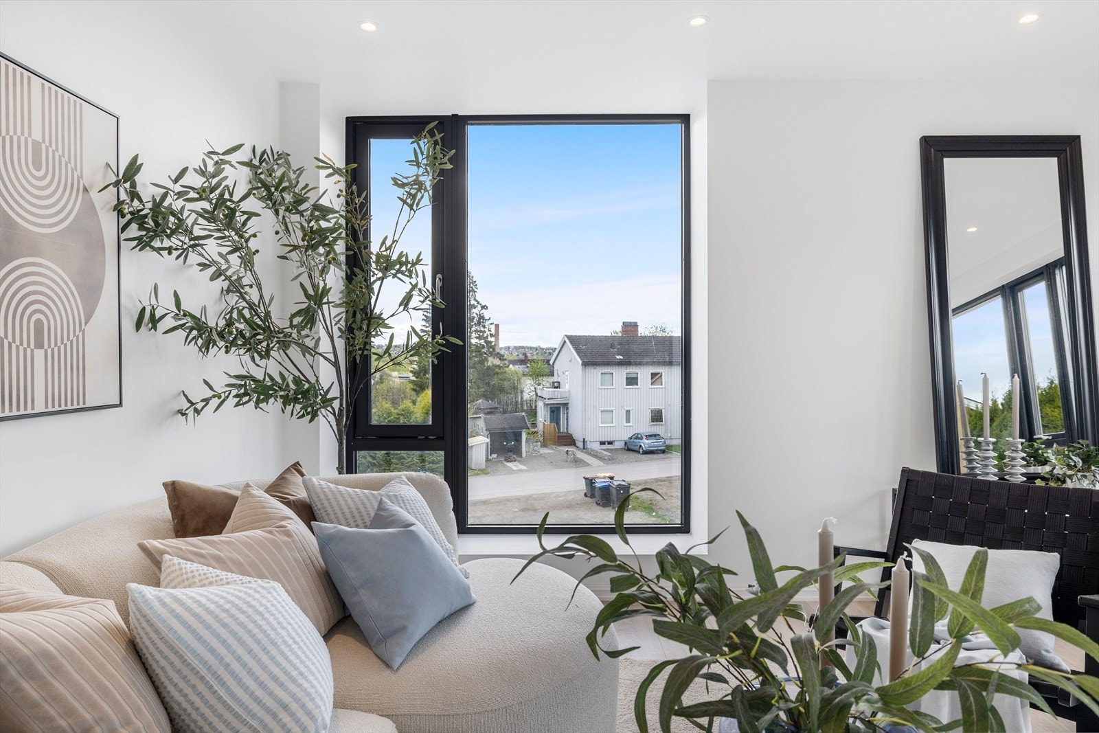 Store vinduer gir godt med naturlig lysinnslipp Galleribilde