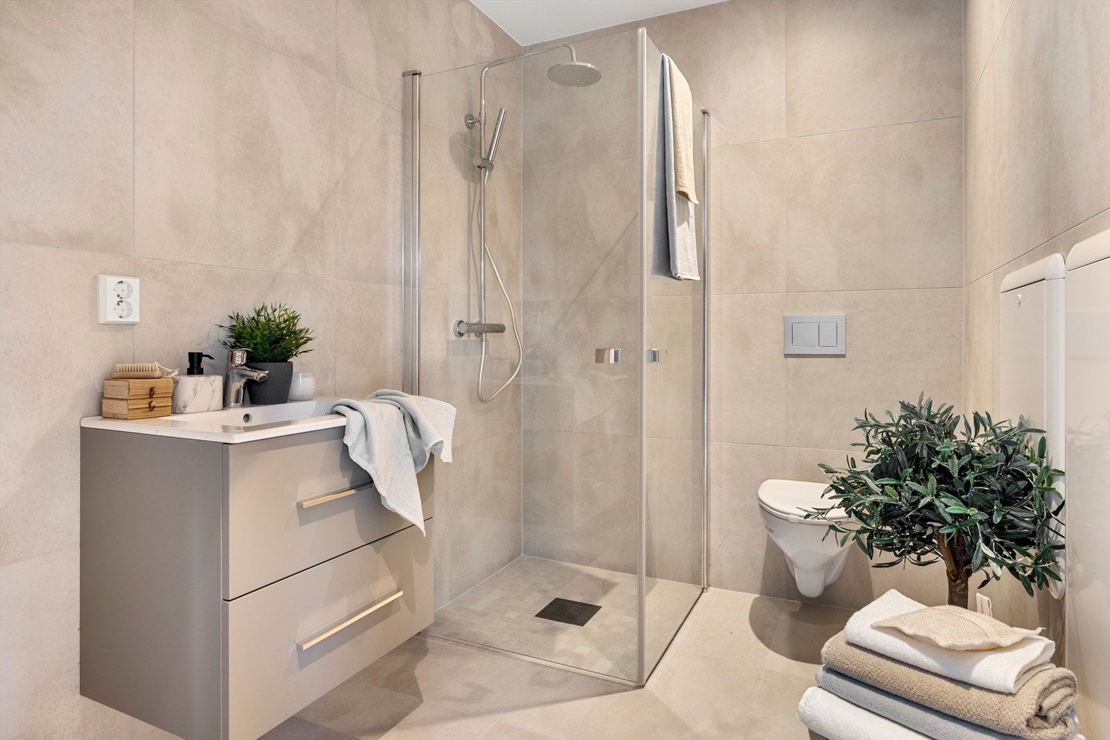 Lekkert bad med tidløse fliser på vegger og gulv Galleribilde