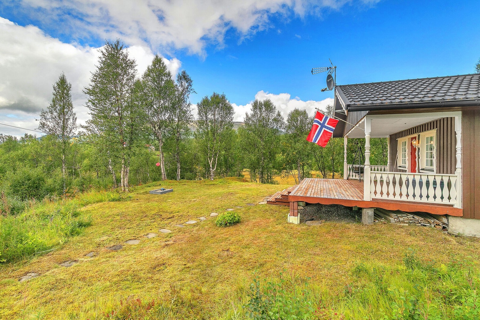 Hytta ligger i naturskjønne omgivelser med gode solforhold. Galleribilde
