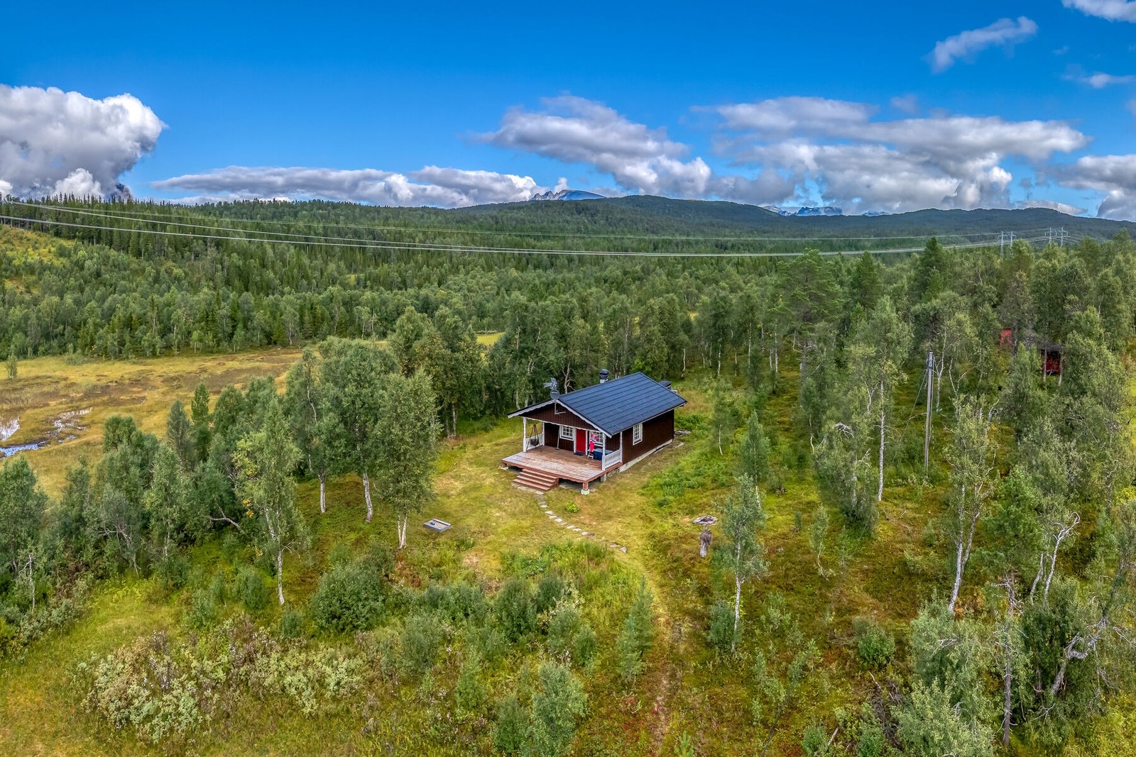 Hytta ligger i usjenerte omgivelser Galleribilde