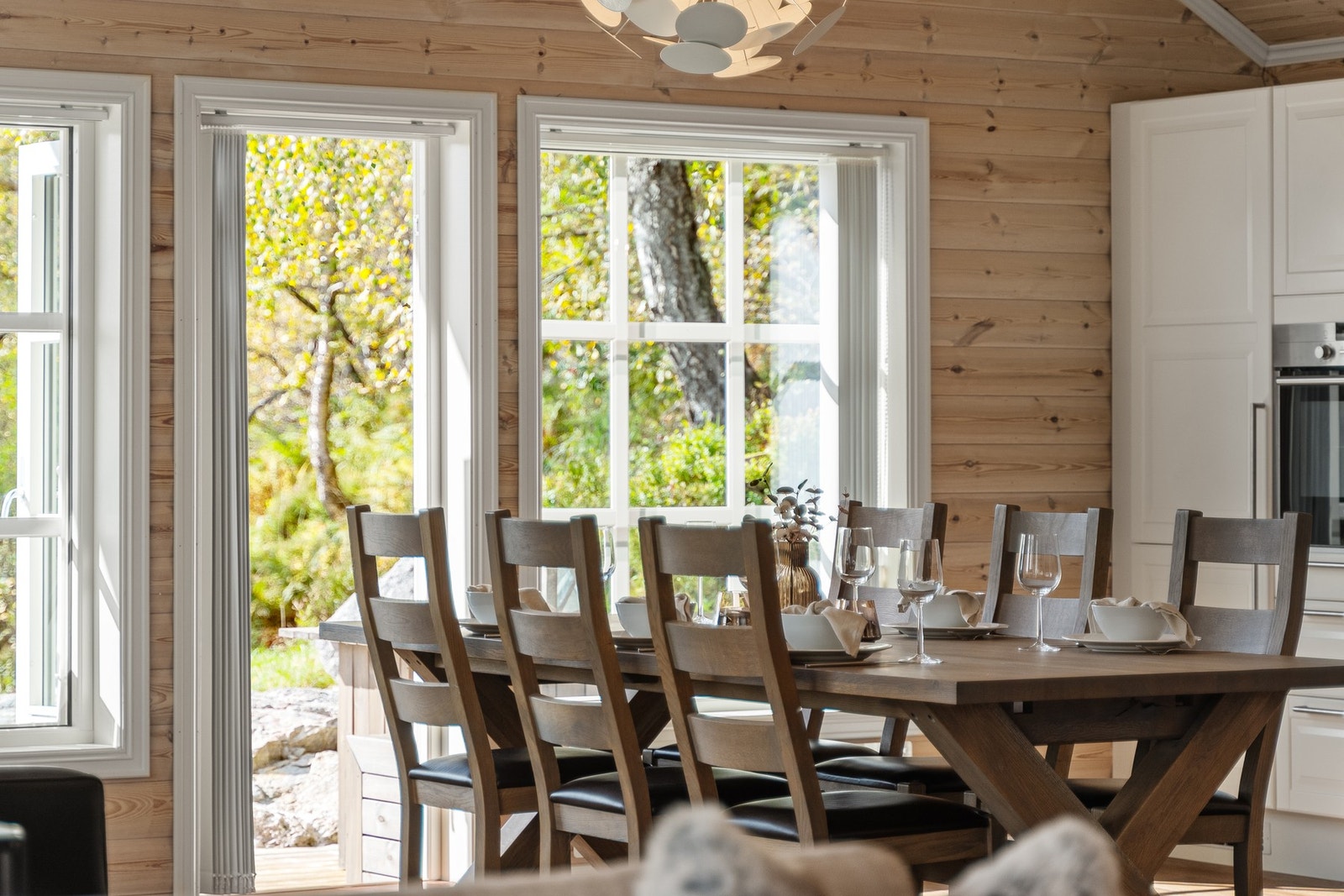 Direkte utgang fra stue/spisestue til solrik terrasse. Galleribilde