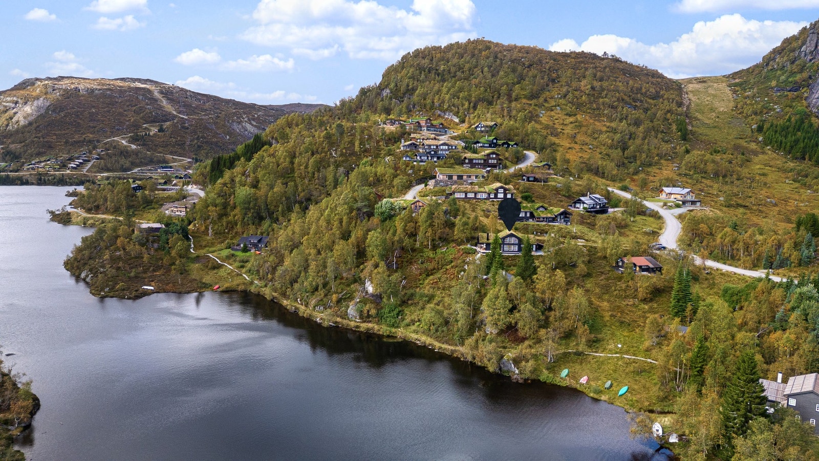 Hyttas strategiske plassering mellom Beinesvatnet og Åsheia skitrekk. Galleribilde