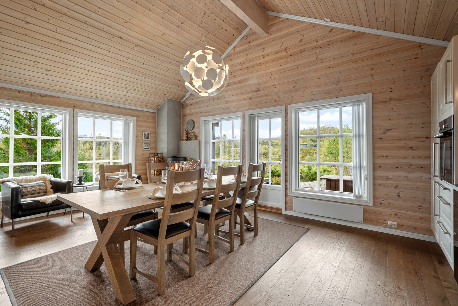 De store vindusflatene og den gode takhøyden i stua gir hytta mye naturlig lys. Galleribilde