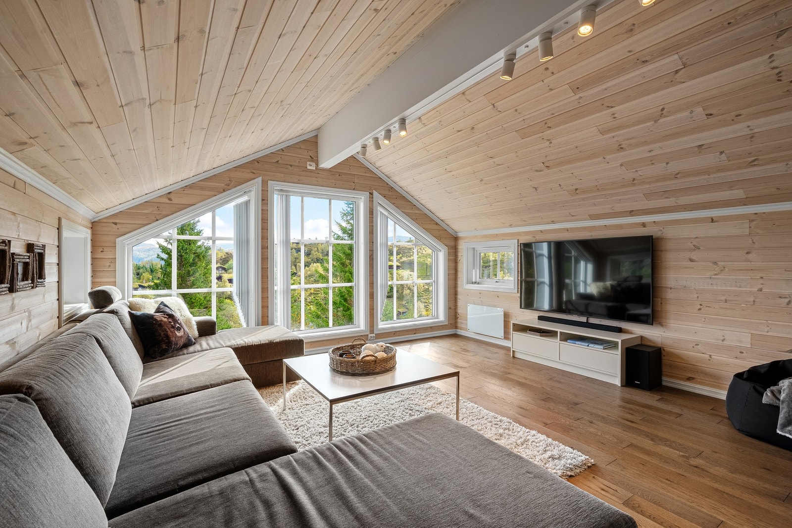 Loftstue. Galleribilde