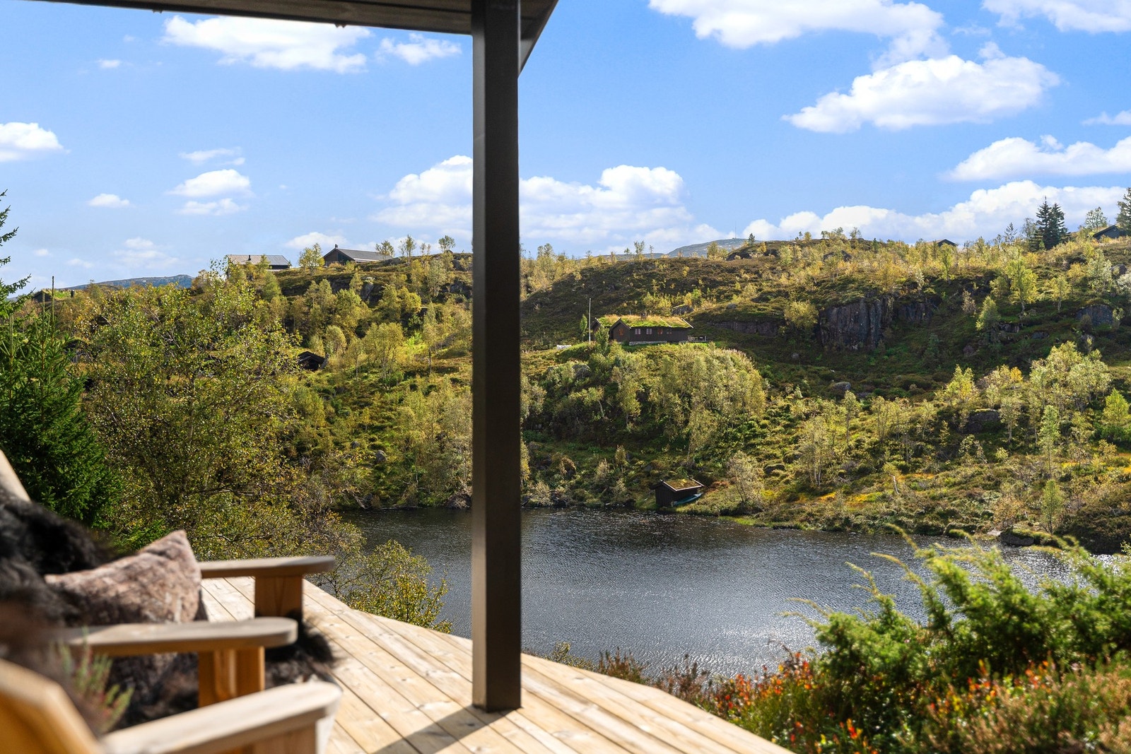 Terrassen har gode solforhold og idyllisk utsikt ned til indre del av Beinesvatnet. Galleribilde