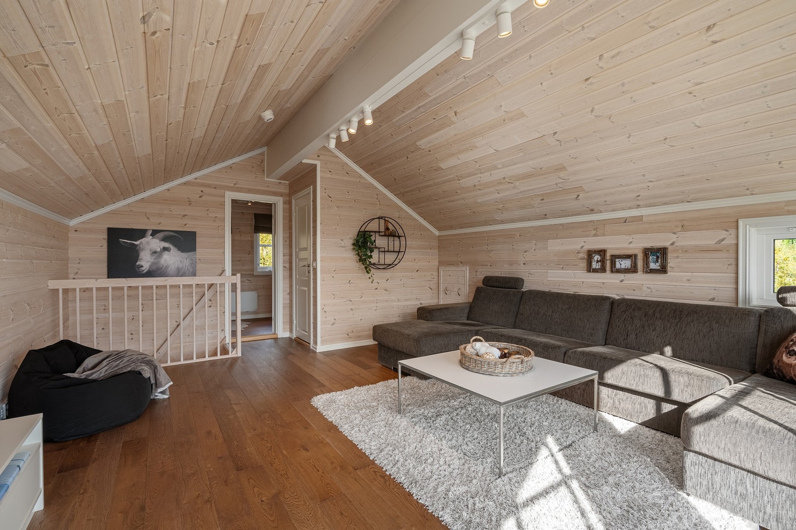 Loftstue. Galleribilde