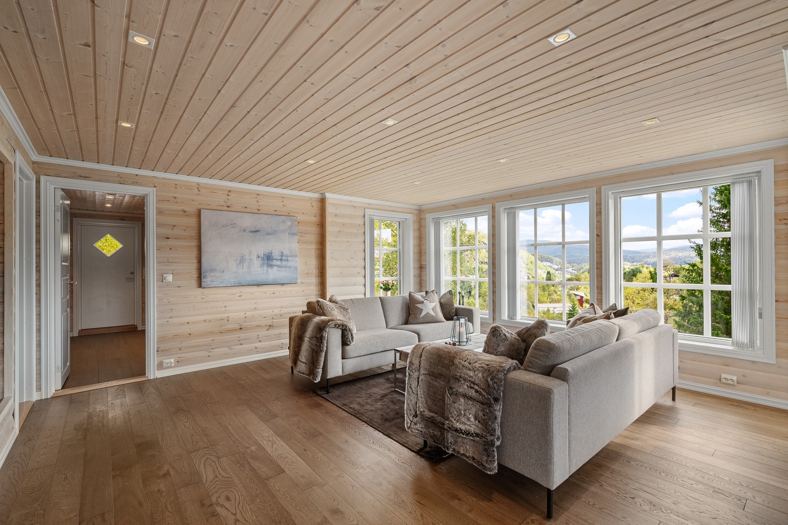 Denne delen av stua ble bygget ut i 2020. Utbyggingen berørte også 2. etasje som fikk større loftstue. Galleribilde