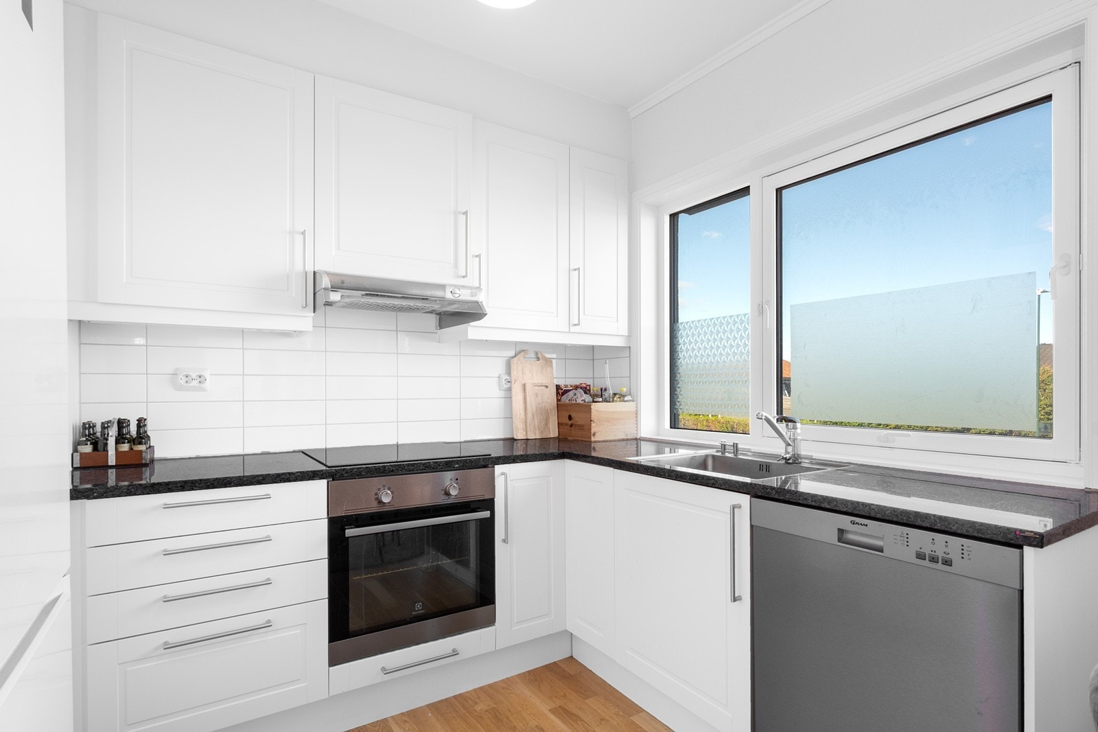 Integrerte hvitevarer består av komfyr, platetopp og underbygget oppvaskmaskin, samt frittstående kjøl/fryseskap. Galleribilde