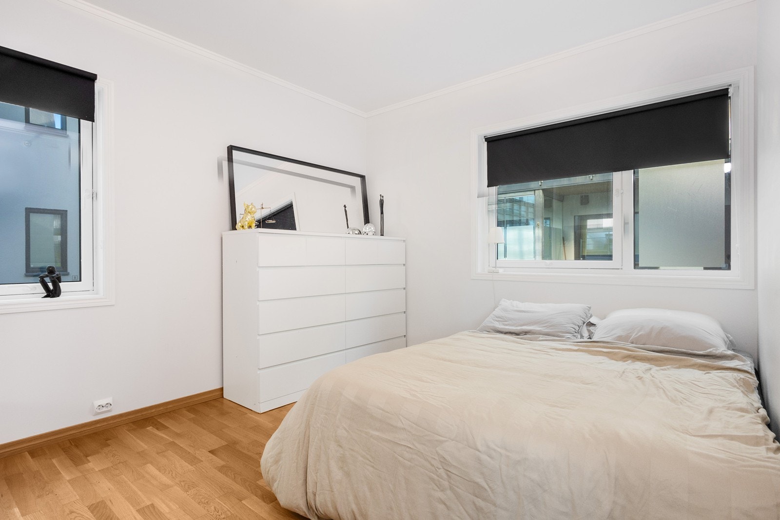 Leiligheten har et romslig soverom med plass til dobbeltseng, kommode og øvrig møblement. Galleribilde