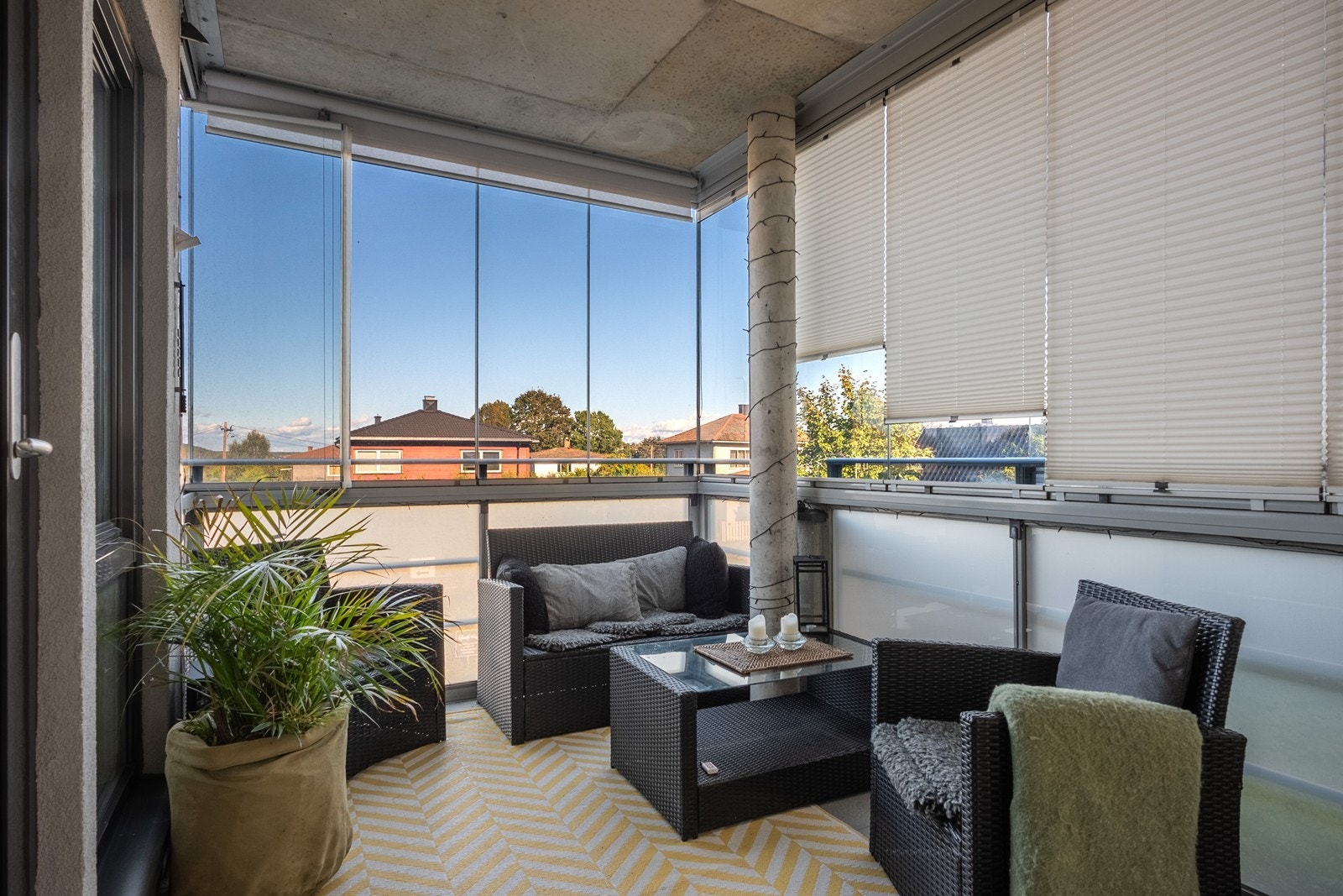 Fra stuen fører en verandadør ut til innglasset balkong på 10 kvm som fungerer som en fin forlengelse av innerommet. Galleribilde