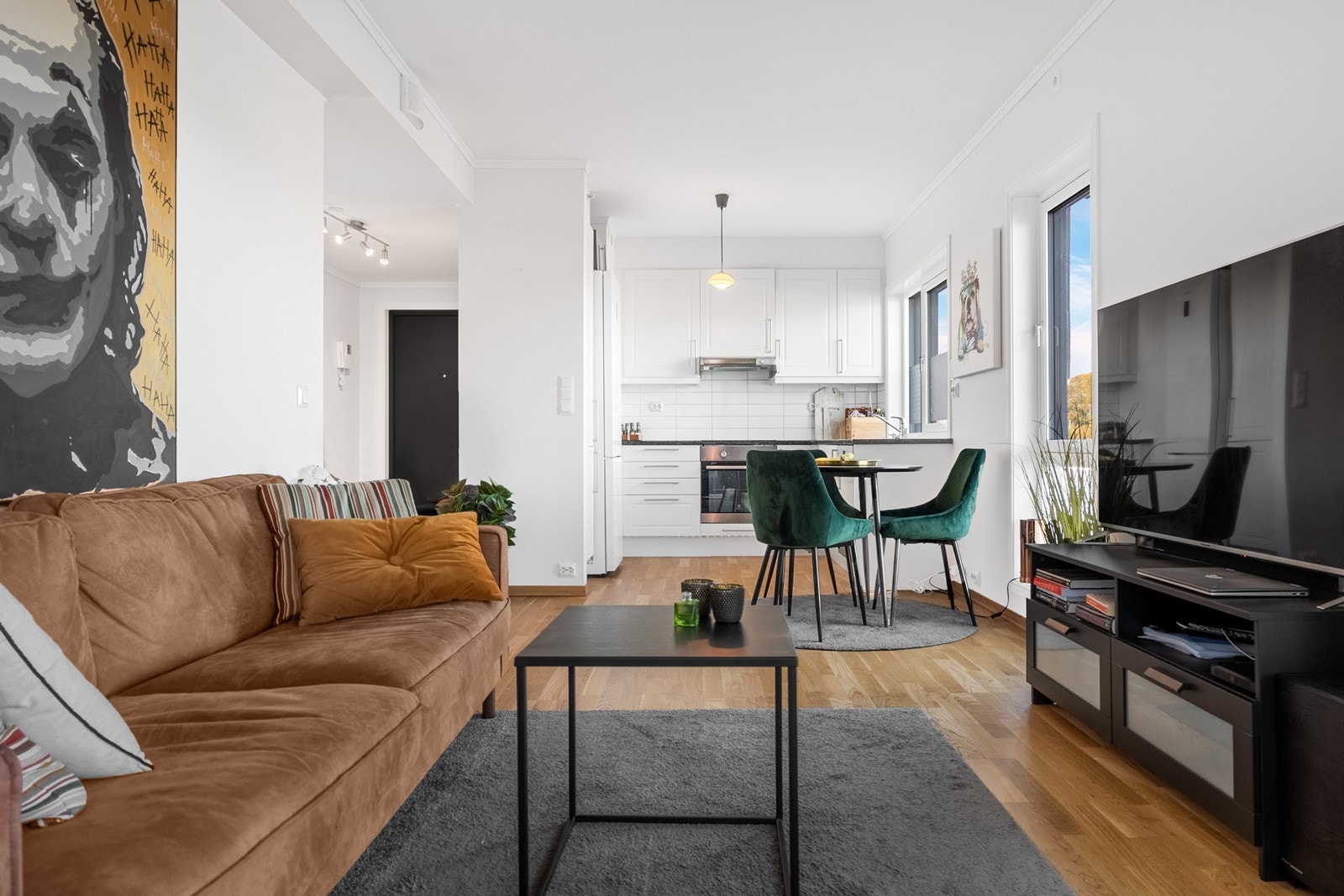 Stuen er lett å møblere med naturlige soner for sofa, spisebord og TV-møblement. Galleribilde