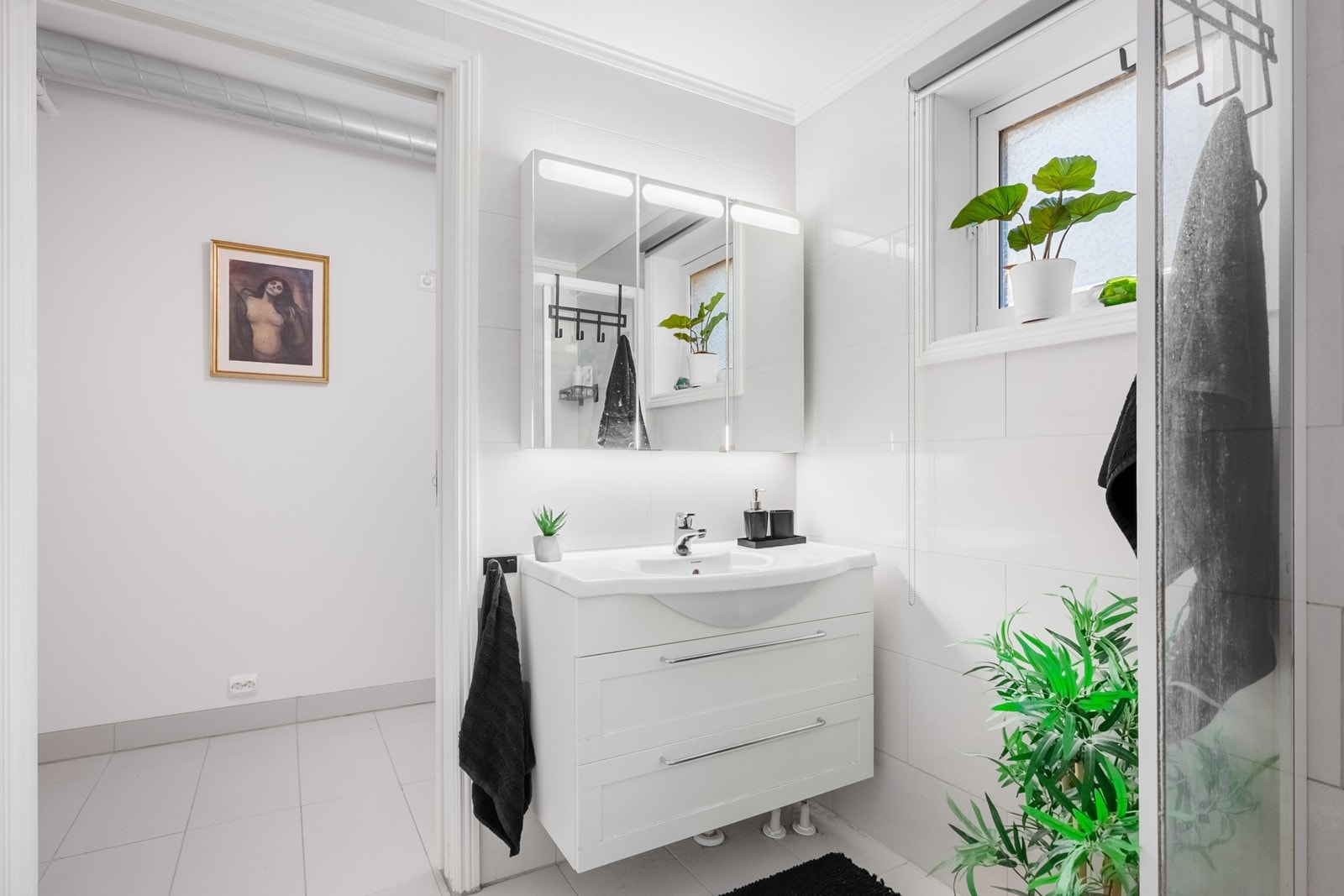 Det er skuffeinnredning med nedfelt servant og stort speil med lys og oppbevaring. Galleribilde